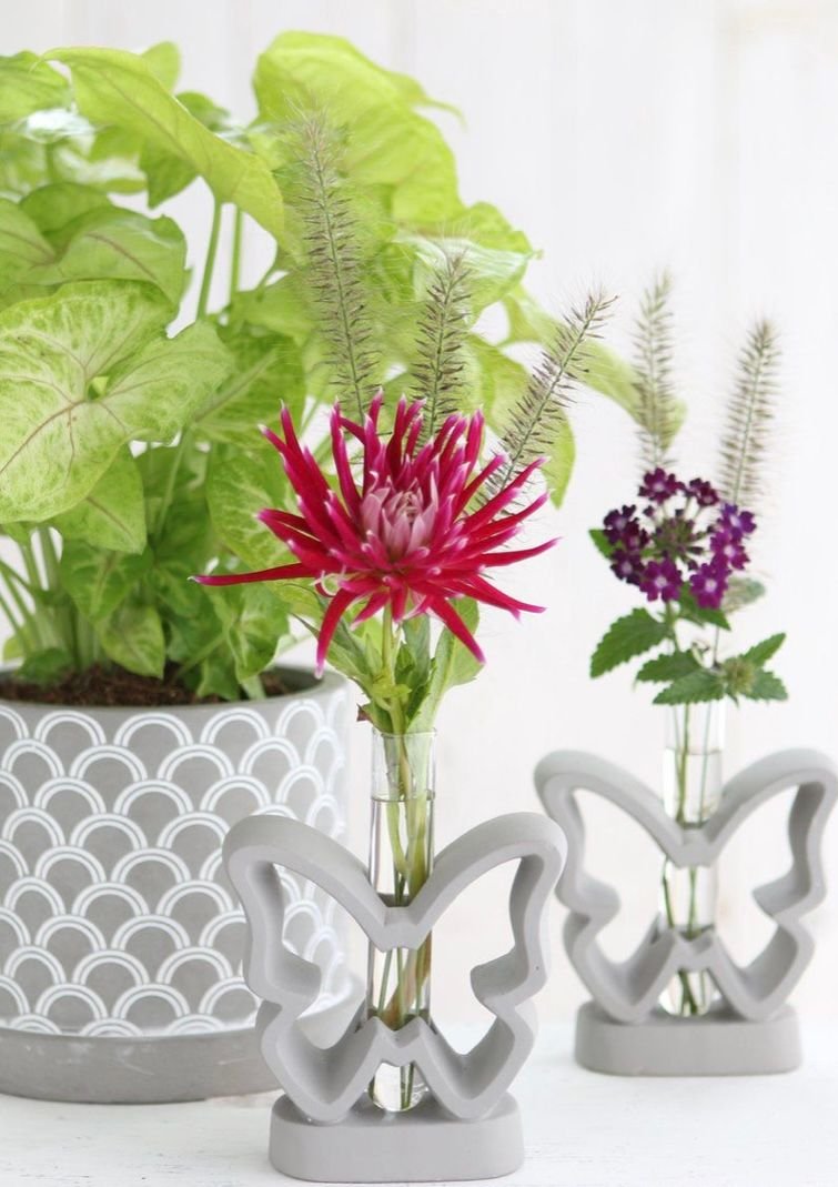 Een mooie vlinder van cement, met buisje voor bloemen - Afbeelding 2