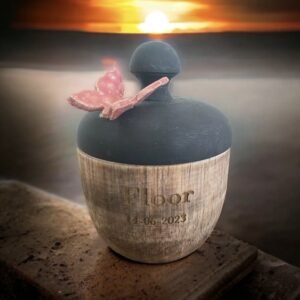 Baby urn van hout , met vlindertje, handgemaakt