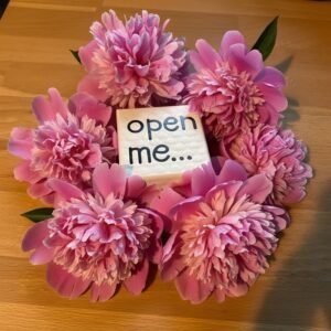 OPEN ME.... klein leuk cadeautje, met een navel borsteltje
