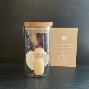 Lief handgemaakt engeltje in glazen tube met droog bloemetjes